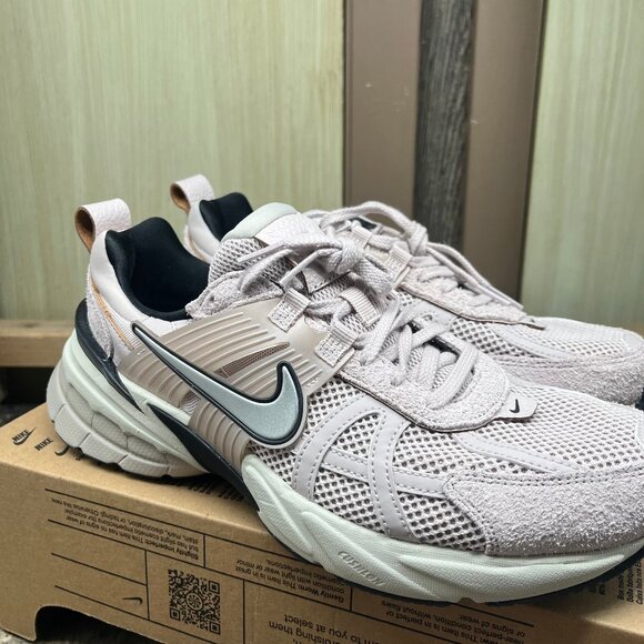 Nike V2K Run Platinum Violet (Women's) Size 10 FN6703-001 - Picture 4 of 9